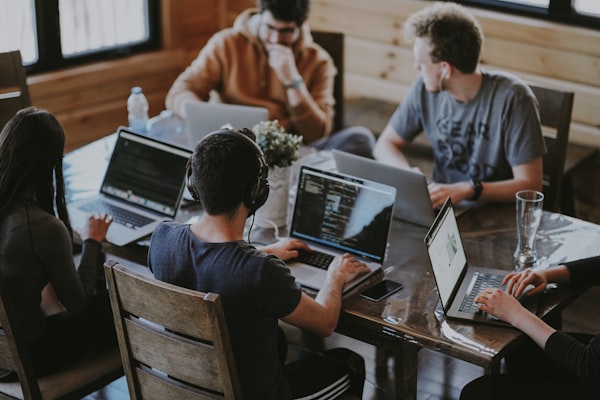 Équipe professionnelle et respectueuse durant l'accompagnement créatif
