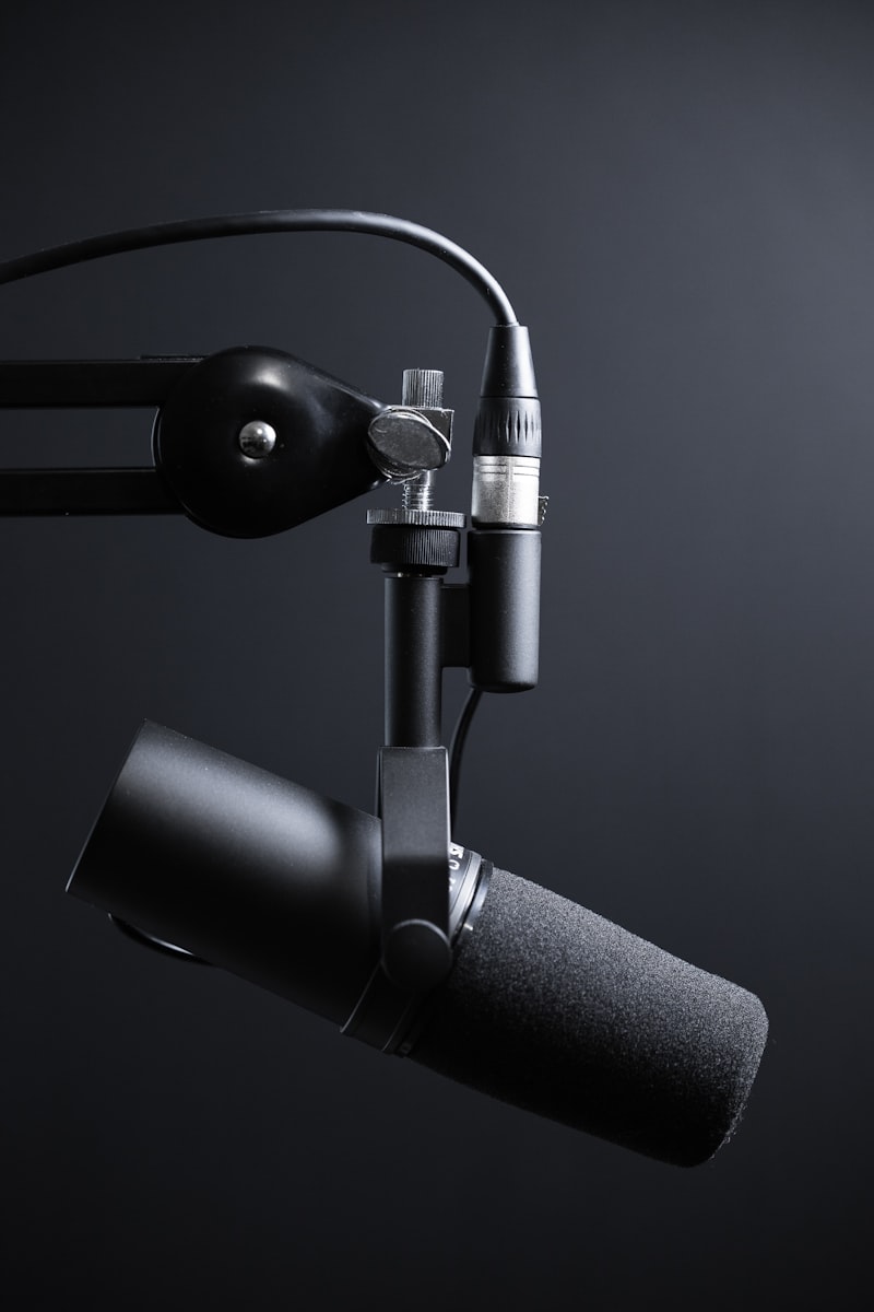 Un animateur de podcast parlant avec dynamisme devant son microphone professionnel