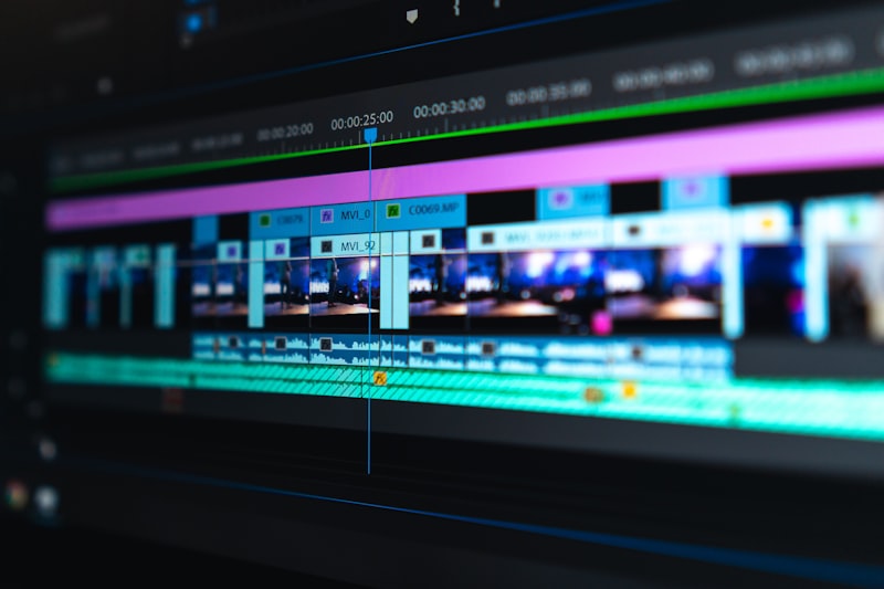 Un logiciel d'édition vidéo affichant une ligne de temps de montage et d'étalonnage